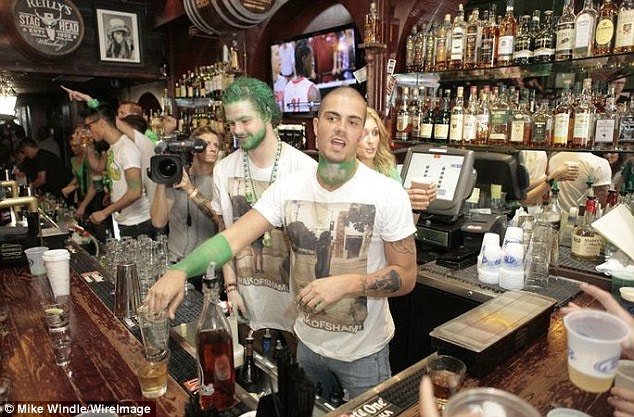 EvA_bby's tweet photo. Find yourself someone who looks at you like Jay looks at the drinks ๐ (although he won't even see this ๐)
By the way, happy #StPatricksDay ๐ฎ๐ช ๐ and, were you guys wearing one of @TomParker's t-shirts? #Hashtagz https://t.co/vNUOYzJPSS