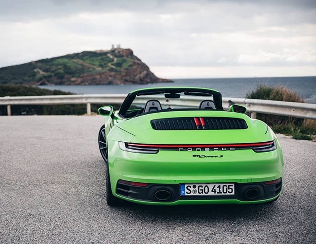 diariomotor's tweet image. ¡Ya hemos probado el nuevo Porsche 911 Cabriolet! Pronto te contaremos por qué tienes que comprarlo antes que el coupé. ¿Qué os parece en el color Lizard Green? 📸 por @sergioalvarezdm #porsche911 #911cabriolet #porsche992 #porschefans #diariomotor #p… ift.tt/2Co5EpR