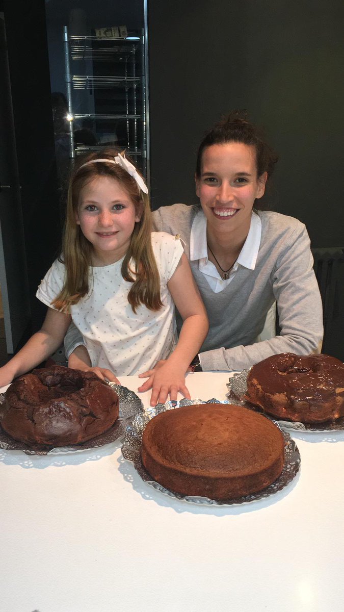 MartaMontoliu's tweet photo. Tarde de domingo muy productiva  haciendo bizcochos con Ari! 😍 #miniVilla https://t.co/ldBs7PH7pH