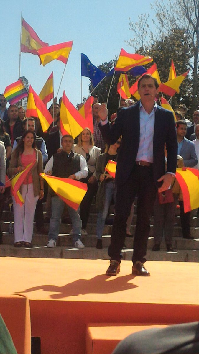 angel_labernia's tweet photo. 🧡Acaba un día de Ilusión🧡 Tenemos un futuro delante de nuestros 👀 🍊
🇪🇸 #Cs nunca gobernará con quienes quieren #Dividirnos
Este camino es nuestro y de todos los Ciudadanos de 🇪🇸🇪🇺 que quieren un♦️ CAMBIO ♦️
@ESPCiudadana @Ciudadanos
#RiveraUne 🧡 https://t.co/ciXN6M988J