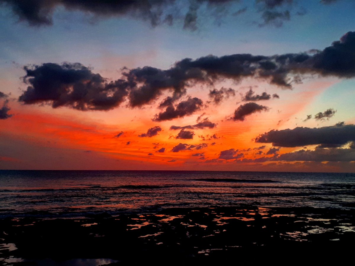 AlGalCar's tweet photo. Atardecer de hoy desde #LaPuntadelHidalgo #LaPunta Cielos magmáticos #LaLaguna #Tenerife #Canarias https://t.co/WHH1Qg0yLb