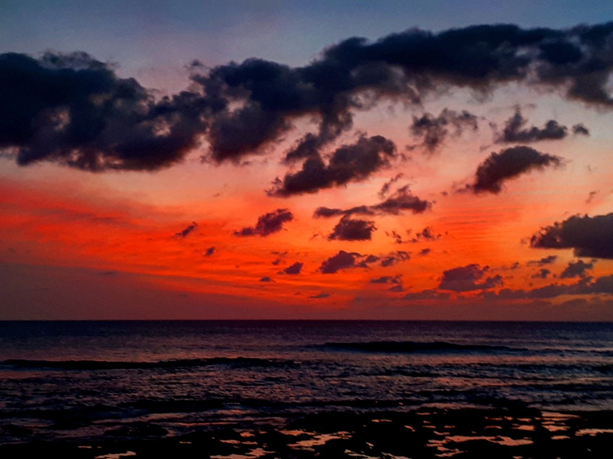 AlGalCar's tweet photo. Atardecer de hoy desde #LaPuntadelHidalgo #LaPunta Cielos magmáticos #LaLaguna #Tenerife #Canarias https://t.co/WHH1Qg0yLb