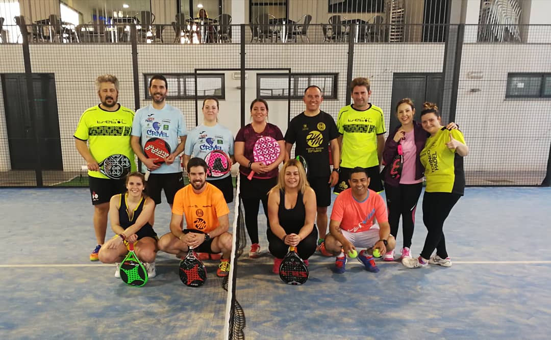 PadelAbad's tweet photo. Gran rey de pista mixto organizado por #clubpadelabad en las instalaciones de @PadelCrivel gran nivel de nuestr@s jugadores, enhorabuena a nuestr@s campeones Sandra y Figu 💪💪
#clubpadelabad #padel #socios https://t.co/mMAjfktdJR