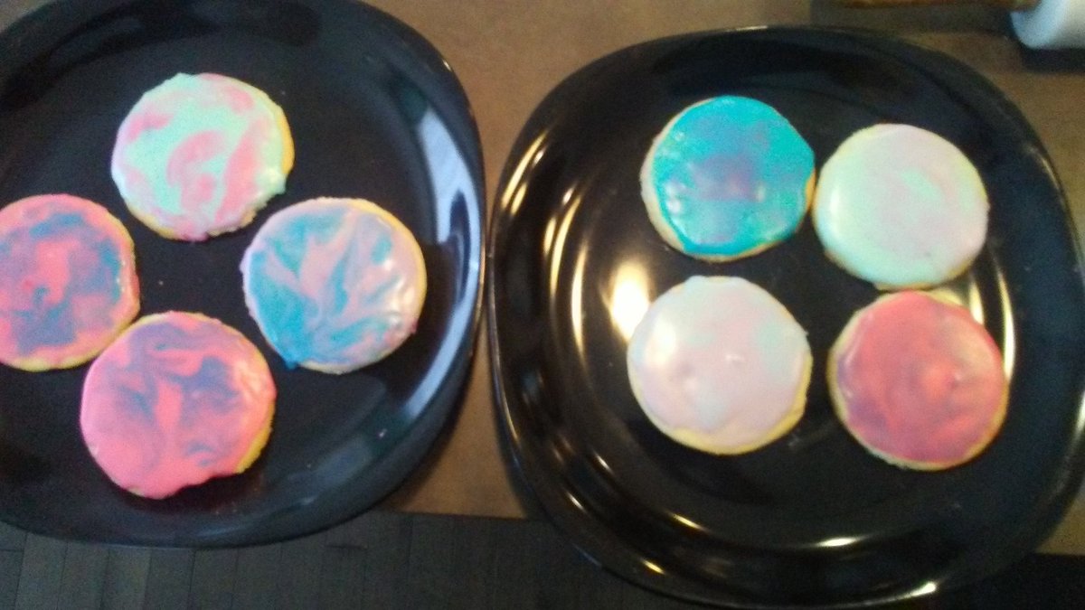 Maddy_isnt_real's tweet photo. @BryanDechart @AmeliaRBlaire #connoramry here are the really ugly positivity cookies i made for the chat party, they are supposed to be marbel looking but it didnt work very well, sending the cookies to yall virtually https://t.co/dBT4VhHuGz