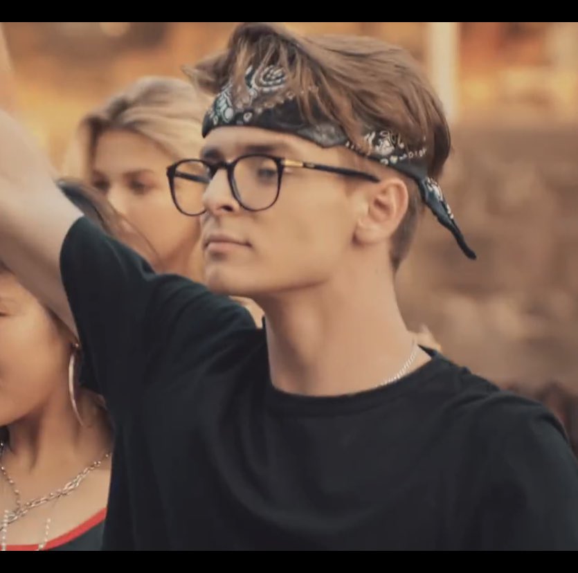 csanfocus's tweet photo. o Josh está no auge da sua beleza nesse mv!🔥 #AfraidofLettingGoMusicVideo https://t.co/ExZItC8fY0