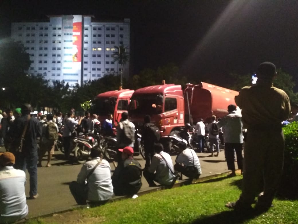 TohaHani's tweet photo. INTRUKSI PRESIDEN
TIDAK DIJALANKAN..
" 1095 AWAK MOBIL TANGKI
PERSIAPKAN AKSI KEMBALI "..!!!
#848_Amt_PERTAMINA
#Pekerjakan_Kembali
@jokowi @pramonoanung @setkabgoid @KemensetnegRI @pointer_ID @tempodotco @marierteman @republikaonline @tvOneNews @PERTAMINA_PUSAT https://t.co/ZbWvDkOHa3