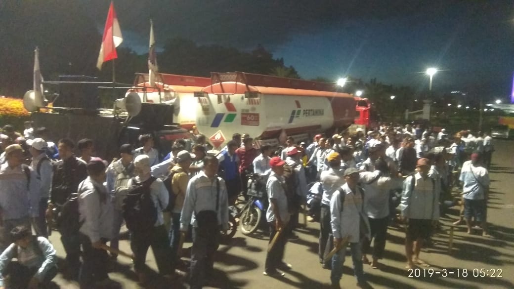 TohaHani's tweet photo. Semakin GILA dan kami akan semakin NEKAT jika tidak juga ada PENYELESAIAN UNTUK MASALAH KAMI, ENTAH APA YG AKAN KAMI LAKUKAN TERHADAP 2 TANKI INI.. @setkabgoid
@tvOneNews @jokowi @pramonoanung @PERTAMINA_PUSAT @pertamina
#848SPAMT
#AMTPERTAMINA https://t.co/164NqN3m1S