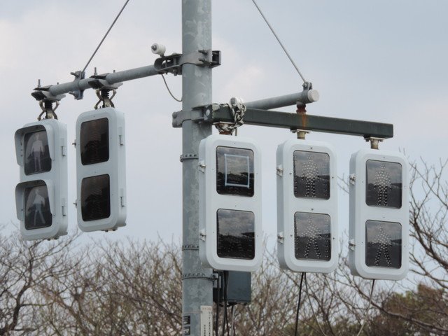 そのすぐ北にある信号電材株式会社では、屋外の目立つところで信号灯器