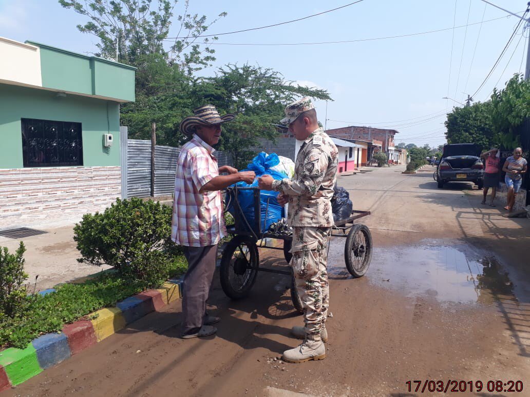 Ejercito_CAAID's tweet photo. Héroes del #BatallónEnergéticoyVial3 #DécimaBrigada @Ejercito_Div1 con apoyo del #BatallónAcciónIntegral1 invitaron a la comunidad de Ayacucho, Cesar, a denunciar cualquier acto sospechoso que atente contra la seguridad de la comunidad. #GarantesDelDesarrollo💪🏼 https://t.co/SbedCXgAnR