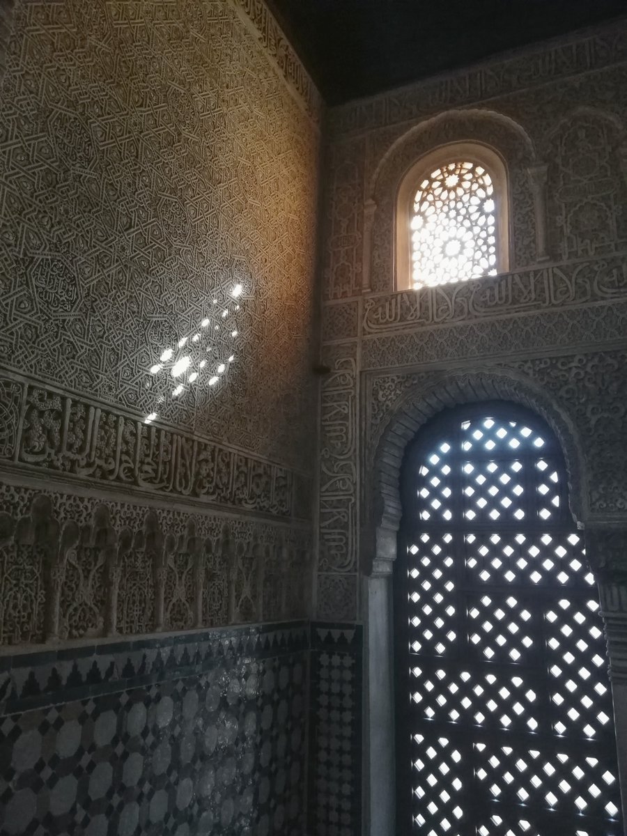MMI2_APP's tweet photo. Découverte d'Alhambra, un ensemble palatial, monument majeur de l'architecture arabo-musulmane du VIIIe au XVe siècle.
D'une complexité incroyable ! 🔥 #Alhambra https://t.co/gGbjLf6wDa