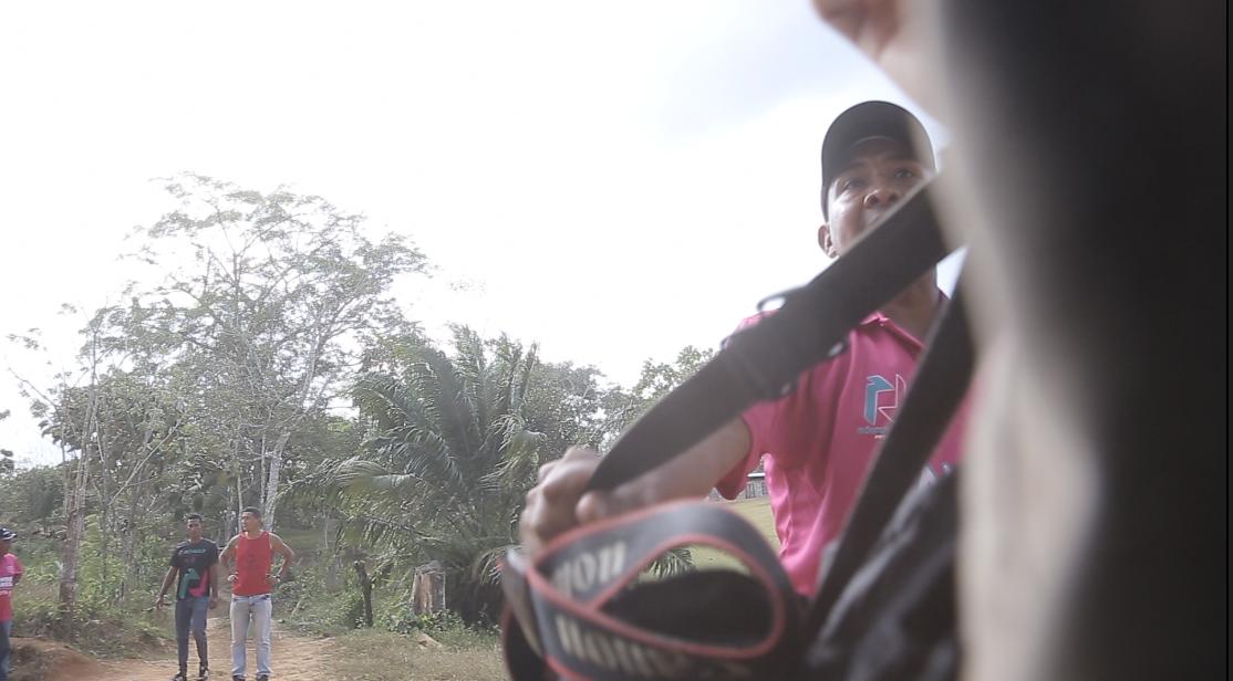 El equipo de Claramente fue agredido violentamente por activistas de la presidenta de la AN, @yanibel_abrego La agresión ocurrió mientras documentaba un evento político que, según los asistentes, era una repartición de bolsas de comida.
VIDEO COMPLETO:  tinyurl.com/y2b7d2pl