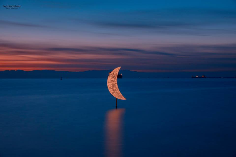 meleorr's tweet photo. Δηλαδή οι Θεσσαλονικείς είναι στο κέντρο της πόλης με τη βουή κλπ και ξαφνικά κοιτάνε λίγο πλάι και βλέπουν τη θάλασσα και μαζί και το φεγγάρι. #Thessalonique #Grece #Thessaloniki #Greece #moon #lune #beaute #feggari #NotForGermans or #germany #KatiDikamou https://t.co/7D8HsLhIAI