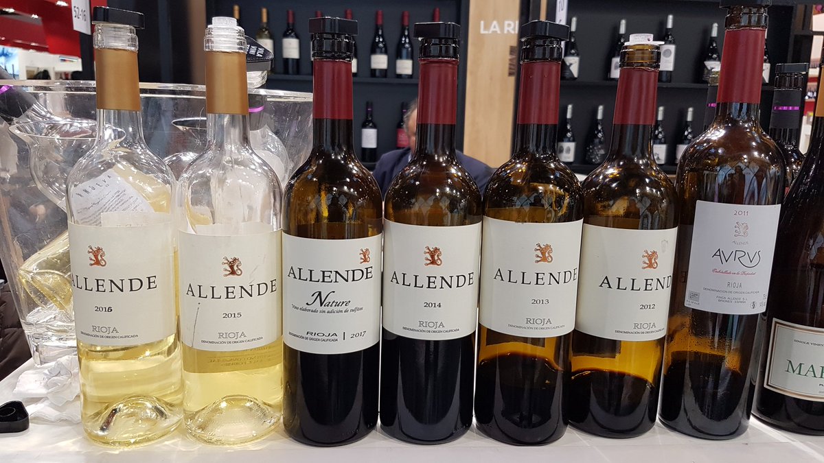 fincaallende's tweet photo. Primer día de feria de @ProWein  en #dusseldorf ¡Sin parar! En la zonaHall 10 stand C52 @RiojaWine_ES
#Natalie y @MADEGREGORIO.
Ahora se acercan de #Rusia y ... ¡foto!
#riojawine #riojaweine #allende #allendenature #aurus #Gaminde #mingortiz #Martires #Calvario #wine #winelovers https://t.co/Vh9LqOnyYH