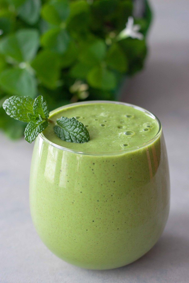 Minty Matcha Pineapple Green Smoothie #MatchaMonday #MondayMotivation <a href="/NavitasOrganics/">navitasorganics</a> <a href="/drink_simple/">Drink Simple Maple Water</a> awhiskandtwowands.com/minty-matcha-p…