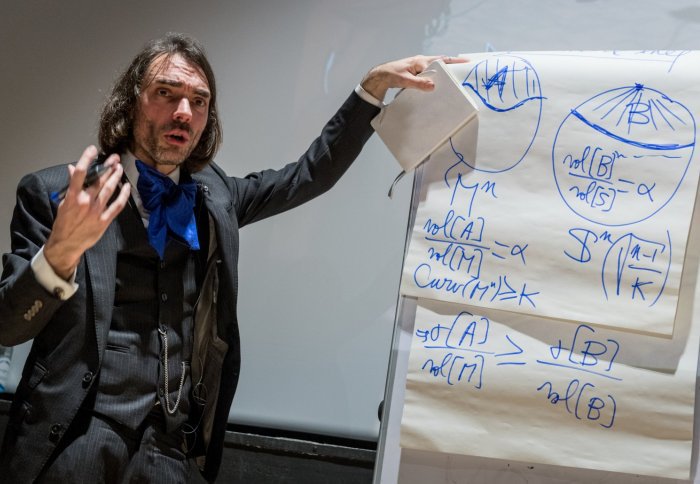 biochemistries's tweet image. 👨‍🏫 Cédric Villani at Imperial, at 2018 launch of UMI*. Worked on &quot;Partial Differ&apos;nt&apos;l Eq&apos;ns, Riemann Geom., #MathPhysics; 2010 Fields medal, kinetic theory of Boltzmann equations, &amp;amp; non-linear #LandauDamping&apos; youtu.be/6DZjBcDfPHs

imperial.ac.uk/news/184039/fi…
*UMI Abraham de Moivre