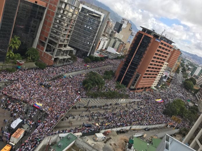 alfremachado's tweet photo. @anyaparampil Compare that “crowd” to this one https://t.co/stSvY7sMW0