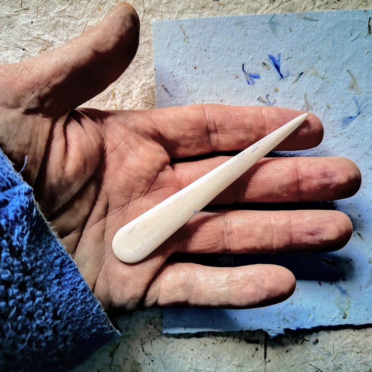 VintagePaperCo's tweet image. Super little bone folder for delicate paper and delicate work. #bonefolder #bookbinding #origami