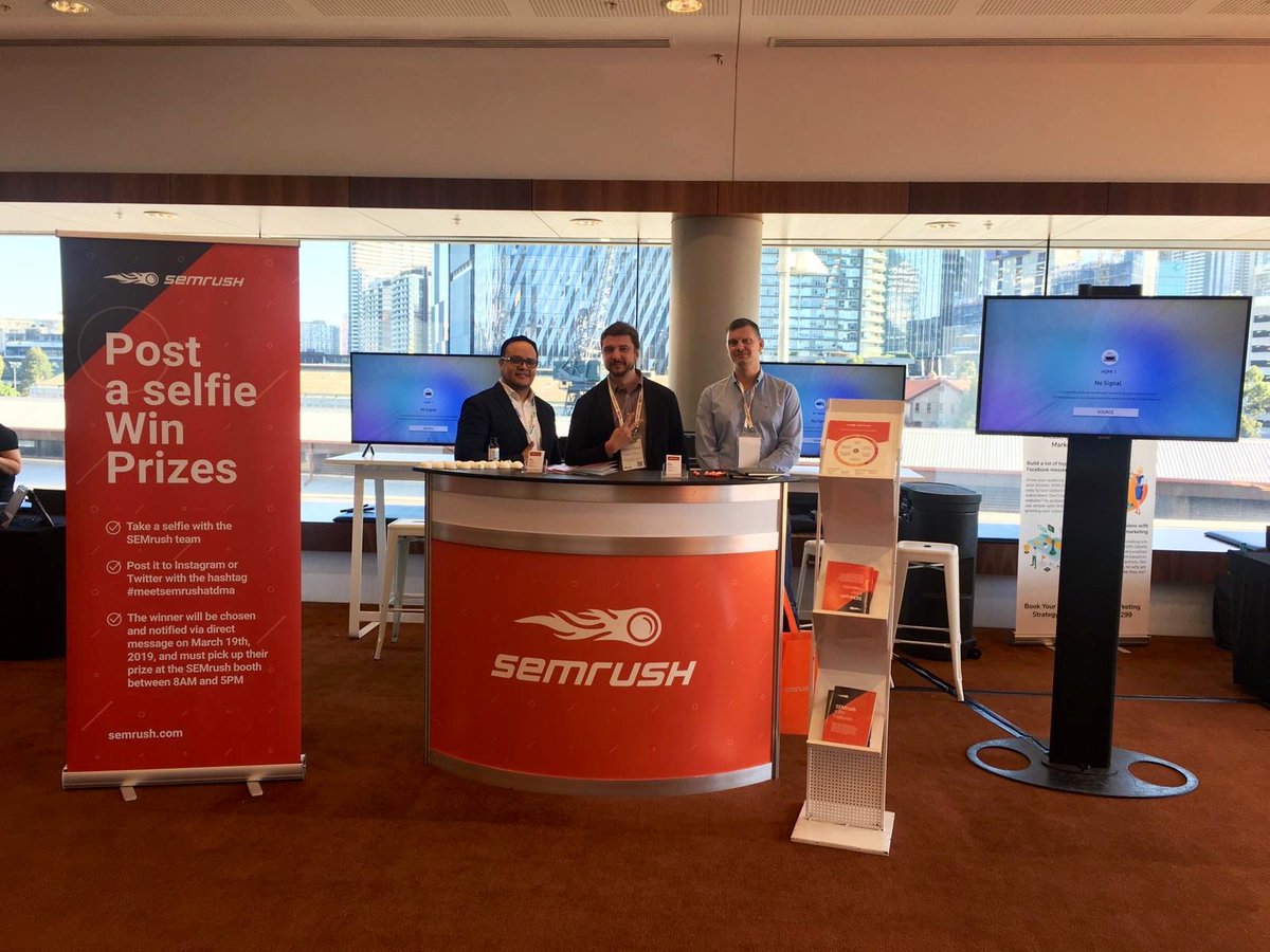 semrush's tweet image. Hey #DMAC2019 Attendees 🚨

🤳 Take a selfie with the SEMrush team at DMA &amp;amp; post it to Instagram and Twitter using #meetsemrushatdma to win a prize! 

3️⃣ winners be chosen and personally informed and must come to our booth on 19 of March to get their prize!
