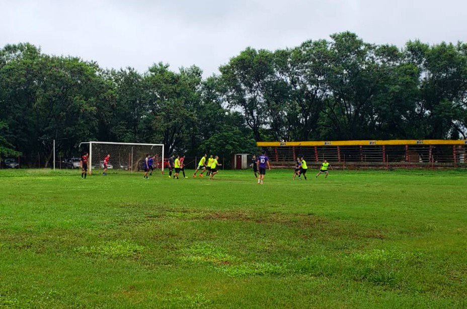 Licefa_'s tweet photo. Pese a la lluvia se jugó el amistoso de preparación entre @capparaguay vs @orlandocitypy el cual obtuvo el triunfo 5 - 2 gracias a las veloces subidas de sus volantes!

Felicitaciones a @orlandocitypy consiguiendo la victoria en su primer partido!

#hayequipo #mundolicefa https://t.co/DBhYH3Ceq6