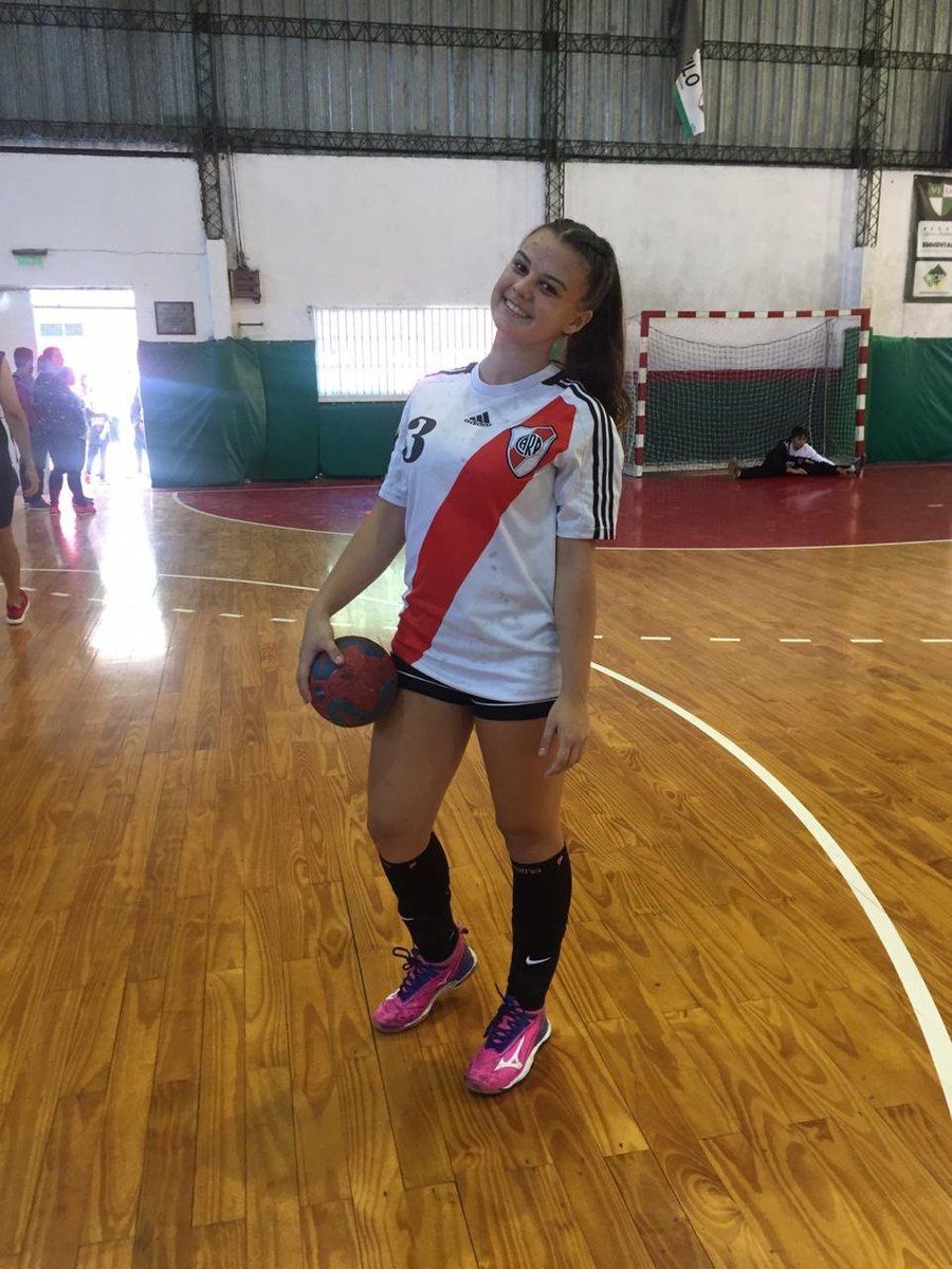 El debut de <a href="/piligallego2/">Pili</a> con la camiseta de @HandballRiver, ex <a href="/RCHandball/">RCH</a> y alguna vez refuerzo de <a href="/HandballVD/">HandballClubComercio</a> en los Nacionales de Clubes. 

@FCHandballok <a href="/femebal/">Fe.Me.Bal.</a> <a href="/CAHandball/">Sel. Argentina Handball 🇦🇷</a> <a href="/CAHandballARG/">CAH - Handball Argentina</a> <a href="/roalzugaray/">Rodrigo Alzugaray</a> <a href="/EmiAmmendolea/">Emi Ammendolea</a> <a href="/PasionHB/">Cosme Fulanito</a> <a href="/JavierSallustro/">Javier  Sallustro</a>