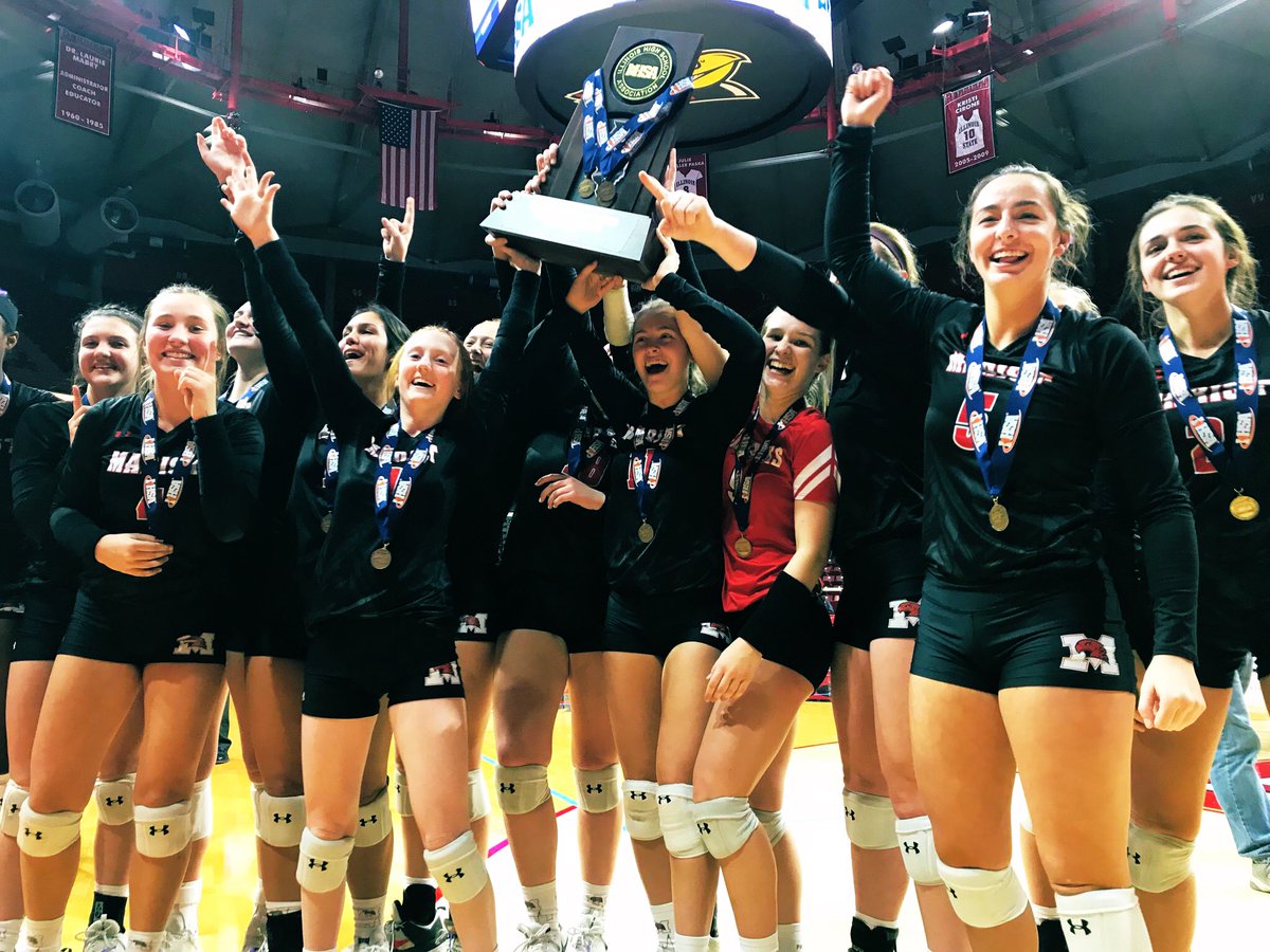 RedHawkVB's tweet photo. On Wednesday night the 2018 IHSA State Champs will be presented with their championship rings 💍💍 before the Boys 🏐 Season Opener vs. Sandburg at 6!! #RingNight 🔙2️⃣🔙 #ProgramOpener ✊🏻 https://t.co/CtItybJPUi