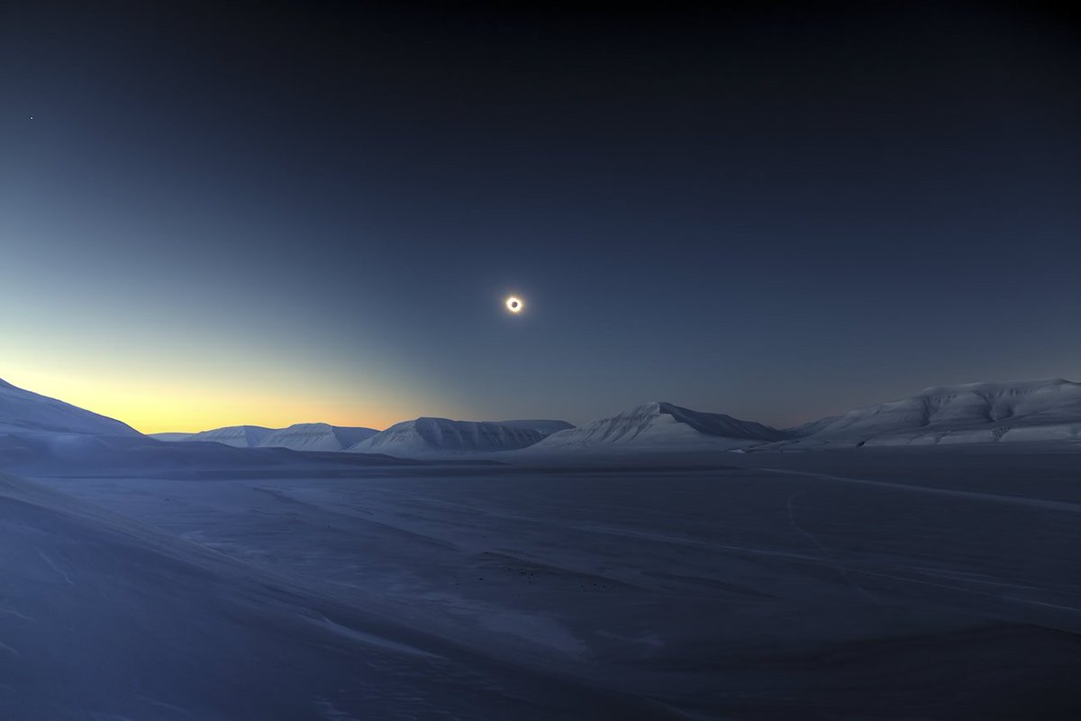 Eerily beautiful solar eclipse from Svalbard. (📷 Luc Jamet)