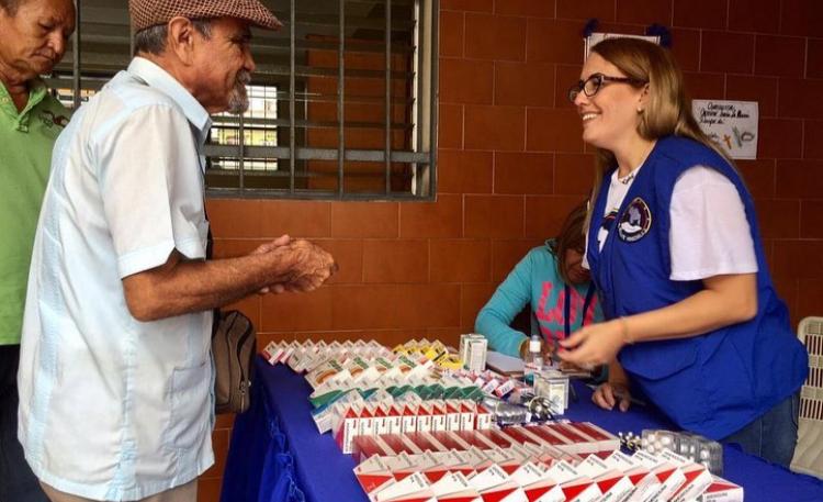 jguaido's tweet photo. Venezuela necesita jornadas médicas, odontológicas y de evaluación nutricional como estas, con venezolanos dispuestos a ayudar a sus hermanos sin distinción.

¿Cuántas jornadas más como estas tendríamos, si el usurpador no se interpusiera entre los venezolanos y su destino? https://t.co/XlfZ3O5a80
