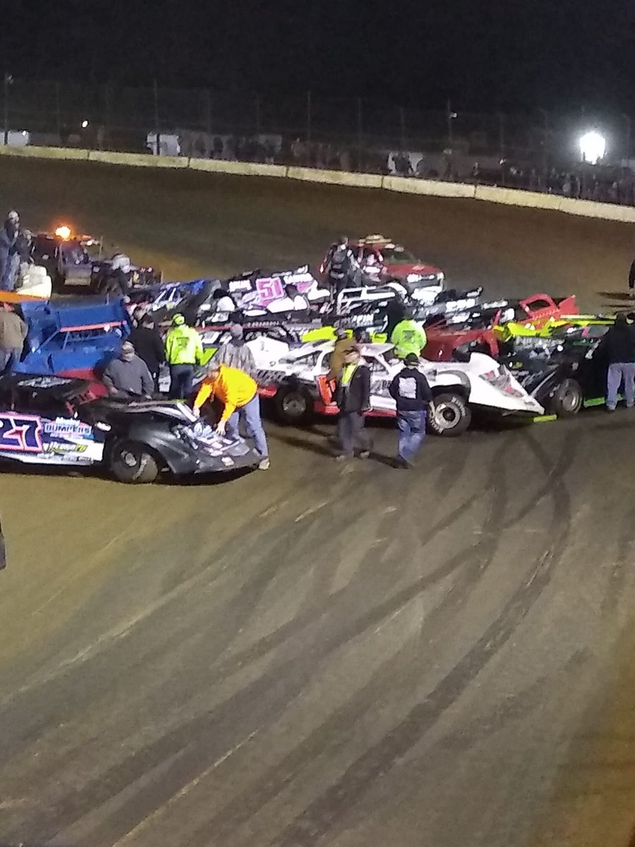 joeduvall91's tweet photo. Every car in the field last night, except the leader. https://t.co/VL0BvvP9uZ