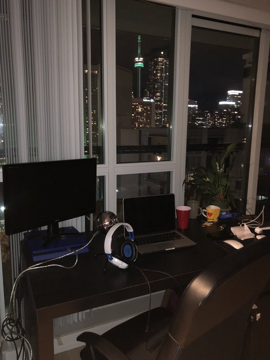 GoosePablo's tweet photo. Playing fortnite with the cn tower tonight! Come check my stream out https://t.co/0tkMU4Aene  #cntower #toronto #stream #fortnitestreamer #livestreaming #twitch #smallstreamer #twitchtv https://t.co/9JLd4aZe8e