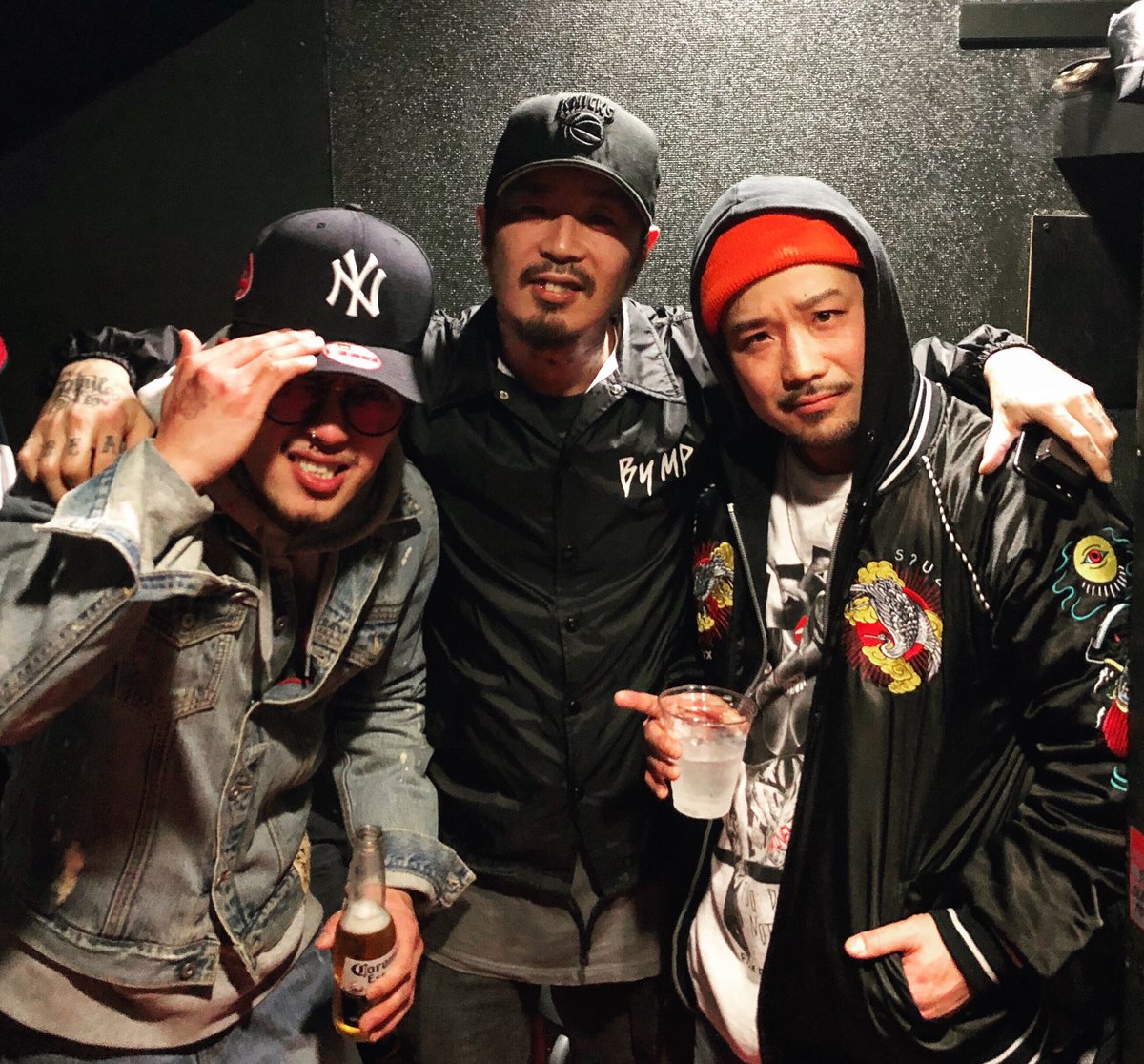 NEWJACK_SQAR's tweet photo. AROUND at 女子大RED DRAGONお疲れ様でした🤘💯
"E"qual氏の最後のWHO ARE U?でヘッズに戻った某バンドマンvocalとボンクラアパレル店長🕺🏾🎵
#sqar #square_nagoya #around_ngy #hiphop #party #equal #ballers #yuichi #wagomu #new_jack #lastnight #livehouse #live #reddragon #joshidai #sunday https://t.co/NMx6jajTk2