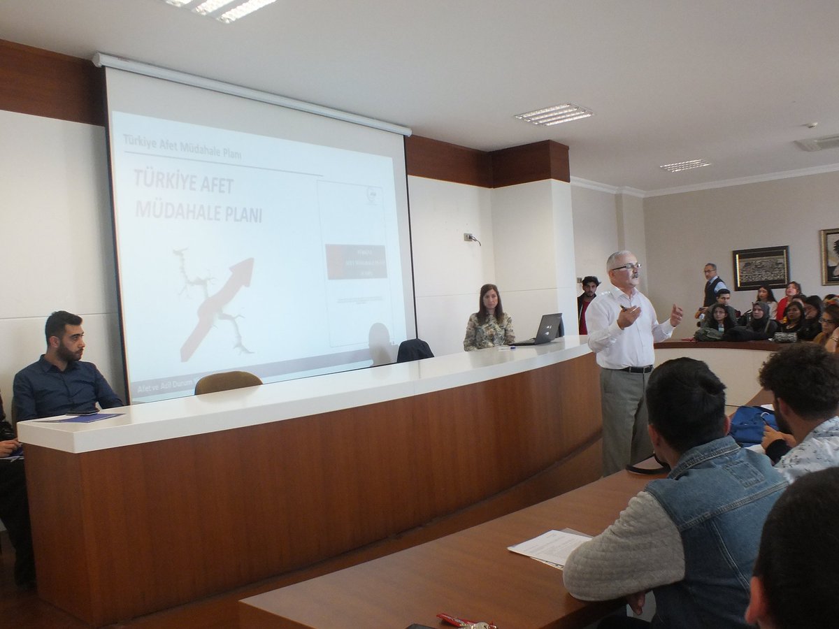 AyaderD's tweet photo. 12.03.2019 tarihinde Mustafa Kemal Üniversitesi Acil Yardım ve Afet Yönetimi bölümü öğrencilerine, Hatay Afad İl Müdürü Sn. Ömer Akbaş tarafından Tamp eğitimi verildi. Eğitim sonrası öğrencilerin sorularını cevaplayan ve fikirlerini dinleyen müdürümüze teşekkür ederiz https://t.co/9Pt4J9YYHA