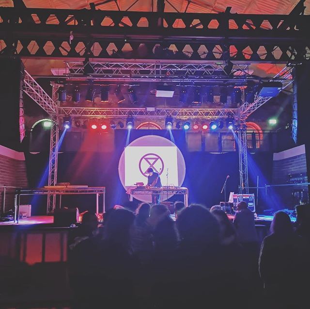 isoldemusic's tweet image. #extinctionrebellion #springuprising @motionbristol The wonderful @cosmosheldrake playing last night. @murmurchoir just played their 2nd ever gig today in warm up for our show on 29th, which was beautifully received with tears and laughter from audience … ift.tt/2O9VT3c