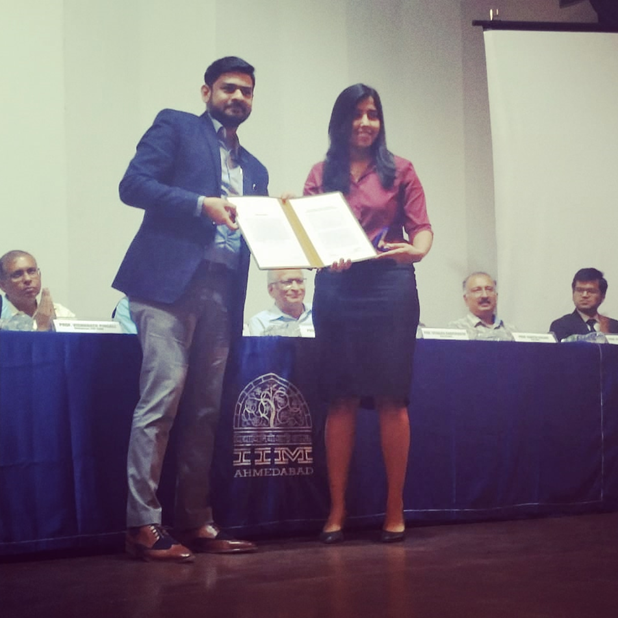 QuezX_Social's tweet photo. It is a privilege to recognise and appreciate such wonderful talent - our Head of Sales, Bilal Hasan awarding Aparajita Sharma the Quetzal Gold Award ahead of the first ever MBA #Convocation out of @IIMAhmedabad!! #Graduation #IIMA https://t.co/NOBWqe7bkc