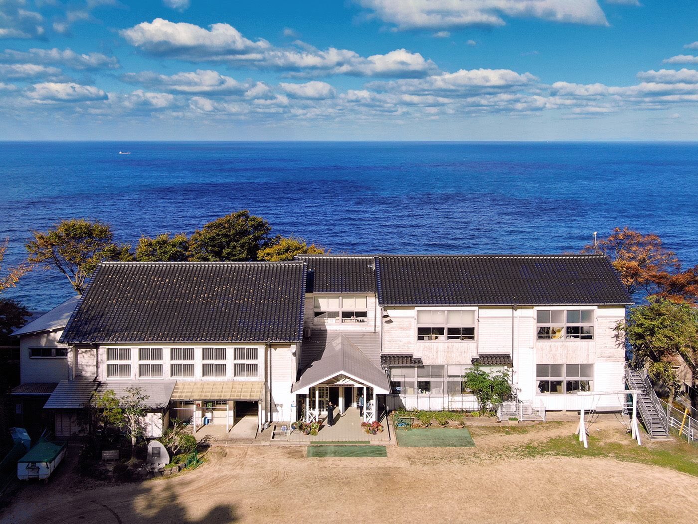 さんいんキラリ 映画 白い船 の舞台になった出雲市立塩津小学校 先日卒業式が行われ3名の6年生が卒業しました 学校再編で今年度をもち塩津小学校は廃校になり来年度からは北浜小学校へ統合されます 今週3 23土曜日に閉校式が行われ144年の歴史に幕を さんいんキラリ 映画 白い船 の舞台になった出雲市立塩津小学校 先日卒業式が行われ3名の6年生が卒業しました 学校再編で今年度をもち塩津小学校は廃校になり来年度からは北浜小学校へ統合されます 今週3 23土曜日に閉校式が行われ144年の歴史に幕を