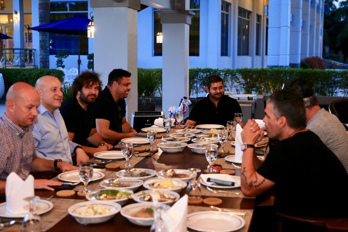 INDOORSHOW's tweet photo. Muchas gracias al príncipe de Johor por recibirnos en el palacio y con asado Argentino 👏👏👏👏 https://t.co/w6jX7mQYZp