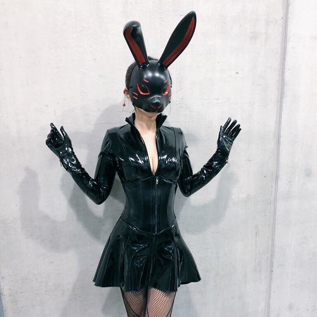 I A M I M マスクの人 No Twitter うさぎ柄とかうさぎ の小物とかあると買ってしまう傾向にあるので多分うさぎがすきです 和うさぎは特にツボです お面 朧さん Tranks905