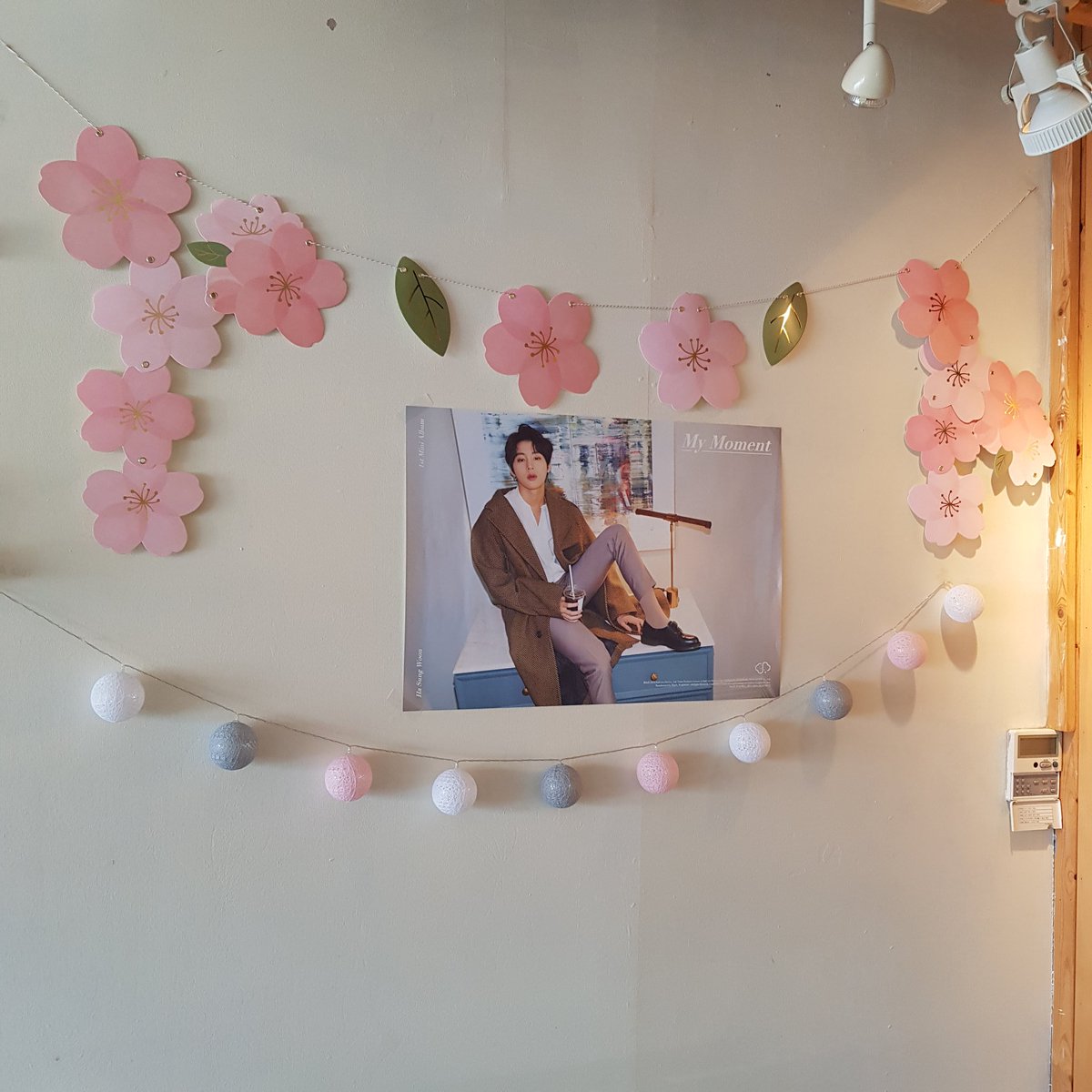cafe_stella11's tweet photo. #하성운
생일컵홀더가 내일(19일)부터 시작됩니다💙
컵홀더도 2종 다 드리고 특전도 빵빵하니 많이 와주세요❤
.
✔영업시간
평일 : 10시-10시
토요일 : 10시-8시
일요일 : 휴무
.
#하성운 
#워너원 #wannaone
#하성운생일컵홀더 #하성운컵홀더 https://t.co/YQO6vbz1Y2