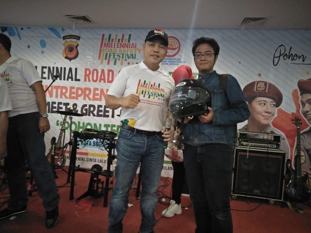 TDR_RACING's tweet photo. Edukasi "Road Safety" kepada generasi millennial di Lippo Plaza Kebun Raya Bogor. "Millennial Road Safety Festival" yang diadakan oleh KORLANTAS POLRI didukung oleh TDR One Team dengan memberikan dorprize perlengkapan safety riding.
.
#TdrOneTeam #MillennialRoadSafetyFestival https://t.co/asogQ28MVy