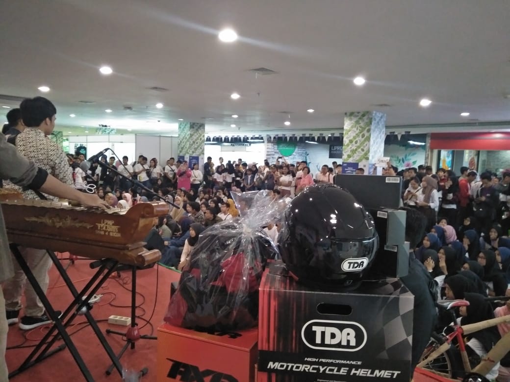 TDR_RACING's tweet photo. Edukasi "Road Safety" kepada generasi millennial di Lippo Plaza Kebun Raya Bogor. "Millennial Road Safety Festival" yang diadakan oleh KORLANTAS POLRI didukung oleh TDR One Team dengan memberikan dorprize perlengkapan safety riding.
.
#TdrOneTeam #MillennialRoadSafetyFestival https://t.co/asogQ28MVy