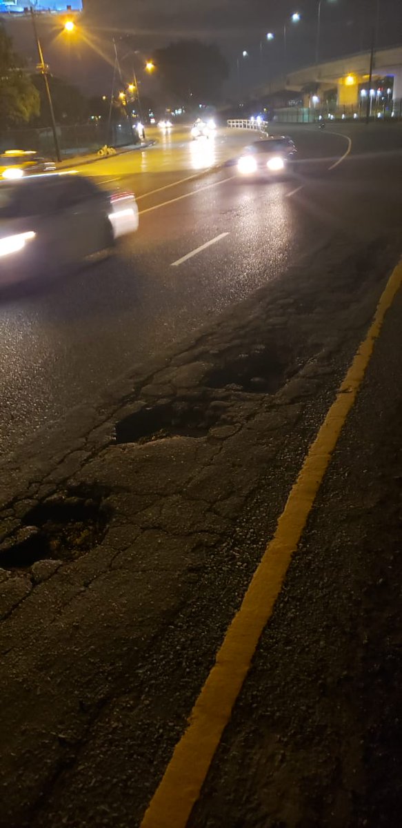 SecondRuiz's tweet photo. Estimados, ¿Dónde me tengo que acercar para solicitar la devolución por los daños causados a mi vehículo, @ATMGuayaquil @alcaldiagye pueden verificar con los ojos de águila lo que sucedió, adjunto parte de la evidencia, otro vehículo también resultó afectado. Gracias. https://t.co/8rDC3LiV91