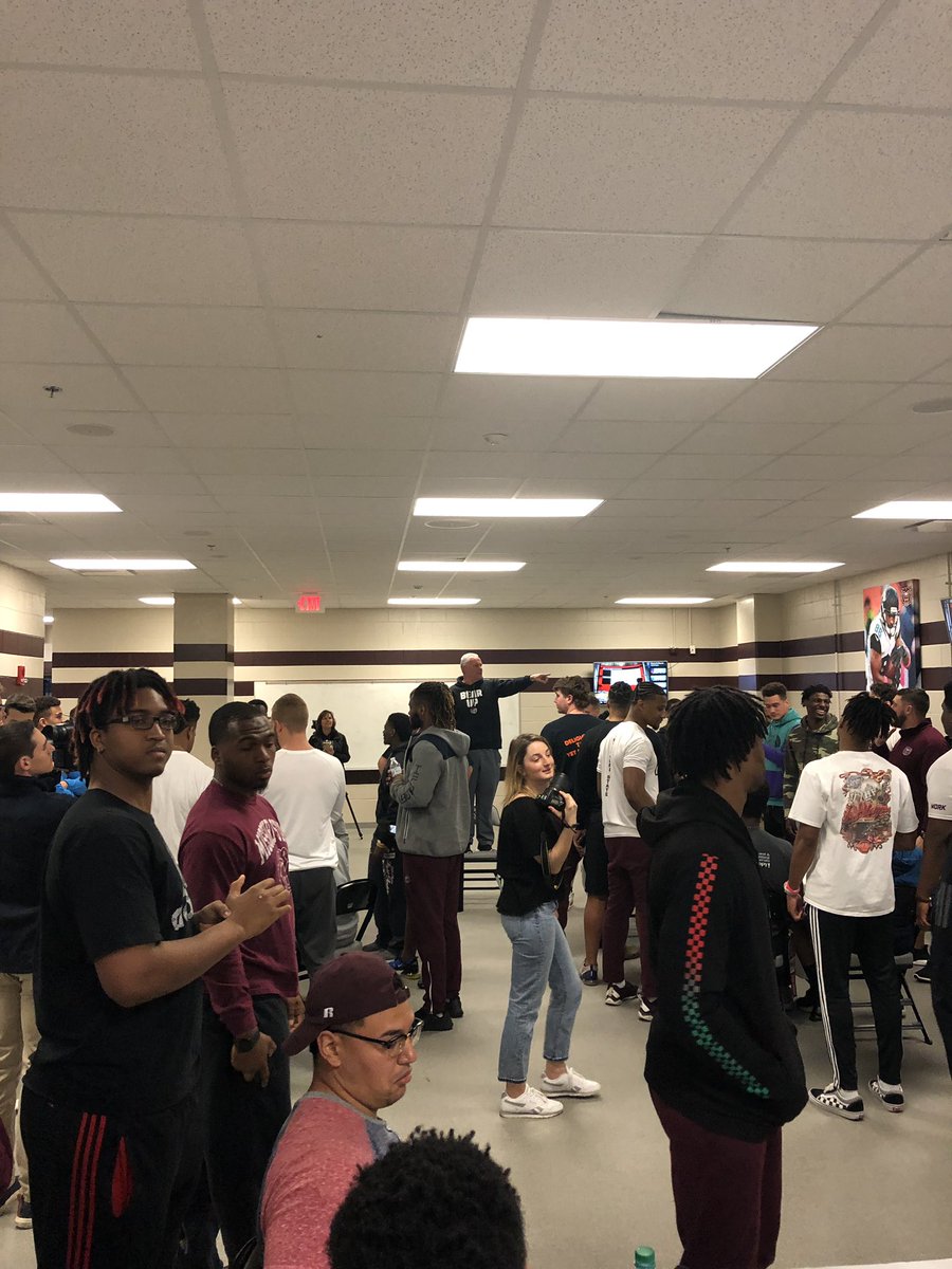 CoachTrentFigg's tweet image. Awesome TEAM Competition with @VitosKitchen pizza tonight! #BearUp