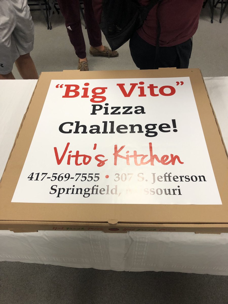 CoachTrentFigg's tweet image. Awesome TEAM Competition with @VitosKitchen pizza tonight! #BearUp