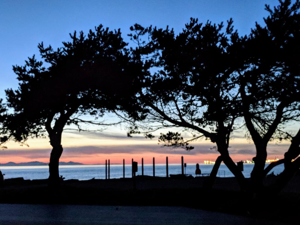 MuketyMuk's tweet image. Is it Summer already? #LighthousePark #PointRoberts view across Srn #GeorgiaStrait #DeltaPort #TsawassenFerry Terminal #CypressMtn Ski area. Light winds warm such a fine. #Sunset +10 C at 8pm. #WAWX #BCStorm