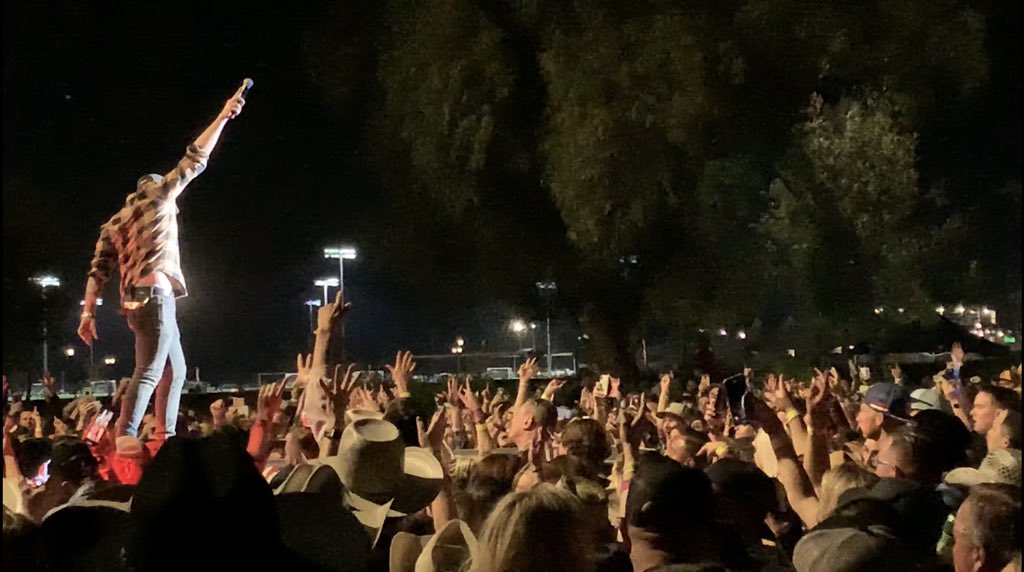 FlatTylerRich's tweet photo. Dad was back in CA this weekend!! Who was there?? #TylerRich #UncleDustin #BootsInTheParkNightTwo 💪🏼☹️ https://t.co/wICm6FDuFH