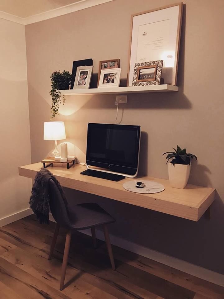 derutive's tweet image. Biasanya, biar terlihat lebih rapi dan elegan, beberapa designer memutuskan buat nempatin meja dengan skema wall-mounted kaya gini,

Atau istilah lainnya itu floating desk,

Emang keliatan lebih simple sih, dan space di bawah untuk kaki juga jadi lebih lega dan luas...