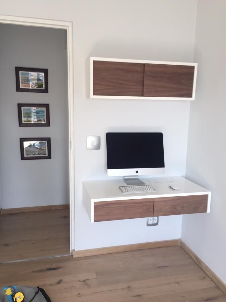 derutive's tweet image. Biasanya, biar terlihat lebih rapi dan elegan, beberapa designer memutuskan buat nempatin meja dengan skema wall-mounted kaya gini,

Atau istilah lainnya itu floating desk,

Emang keliatan lebih simple sih, dan space di bawah untuk kaki juga jadi lebih lega dan luas...