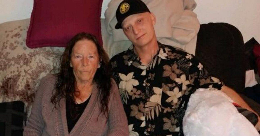 CBSNews's tweet photo. U.S. Navy veteran detained in Iran sentenced to 10 years in prison https://t.co/bdBrKHBYgr https://t.co/GEFB8uBKcz