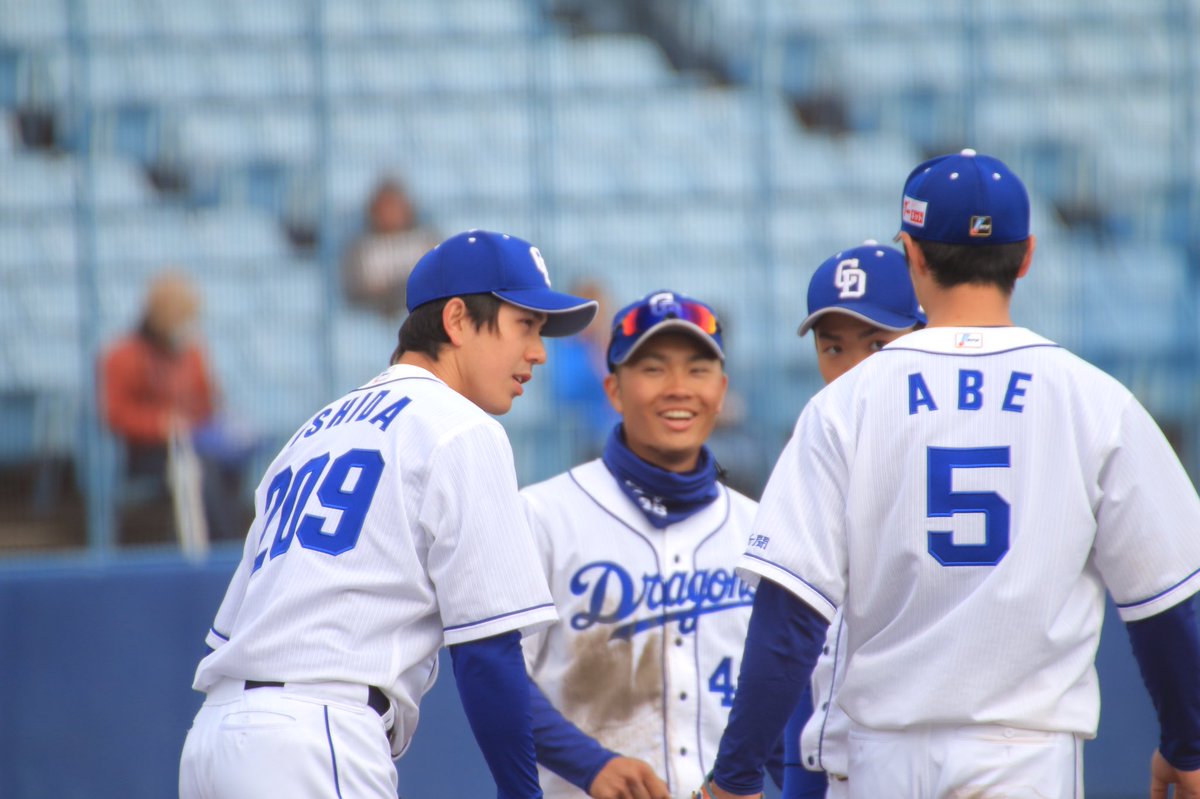 p_467206's tweet photo. あべとしきさんがマルクにどんな言葉を送ったか知らんけど、おみぞがめっちゃ笑ってたのが可愛かった☺️
ピントは根尾くんに持っていかれた😂
#阿部寿樹 #溝脇隼人 #根尾昂 #石田健人マルク
#drapic5 #drapic48 #drapic7 #drapic209 https://t.co/HYhUCacvSB