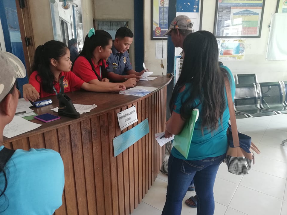 PNPtabukcity's tweet photo. "kindness and Courtesy are at the root of a positive customer service experience" Shep Hyken
PO2 Angel Pinated entertained walk-in client in securing their Police Clearance and encouraged them to accomplished the Web Base Online Engagement Survey (WEBOCES).
#QualityServiceLane https://t.co/0B4pkHVhv9