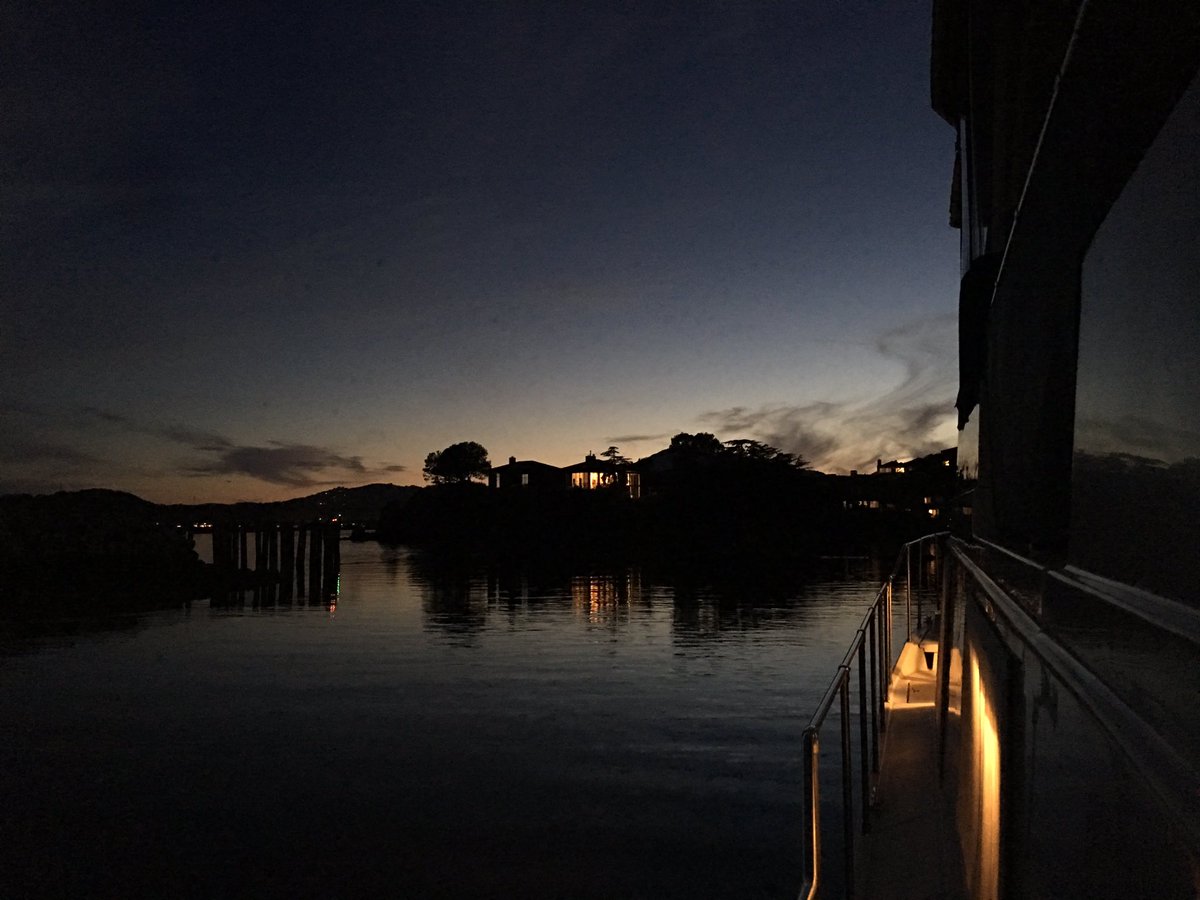 cookies1961's tweet photo. #ItsPeacefulWhen
hanging out on the top deck ⚓️♥️
#livinglifeonthewater
#BoatLife
#sunsets https://t.co/P9Ph6LMpnG